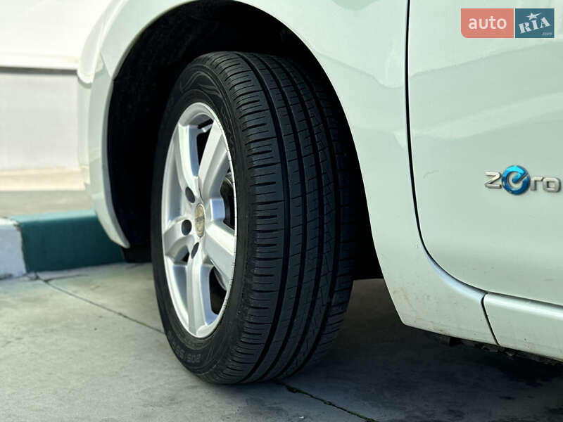 Хэтчбек Nissan Leaf 2012 в Александрие