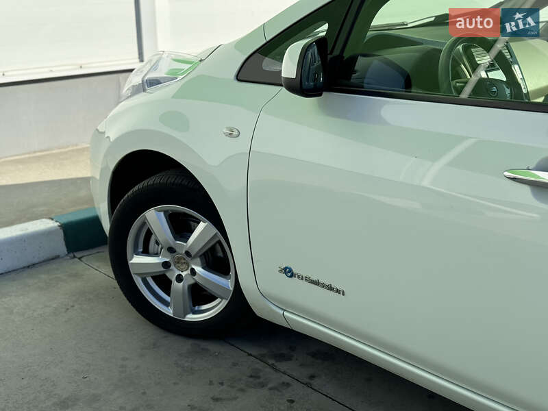 Хэтчбек Nissan Leaf 2012 в Александрие