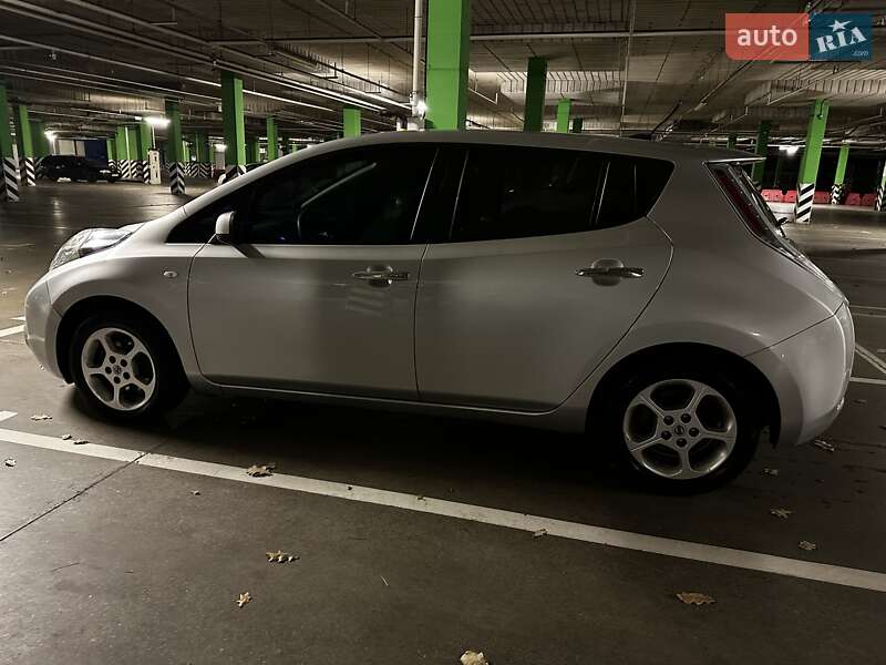 Хэтчбек Nissan Leaf 2011 в Киеве