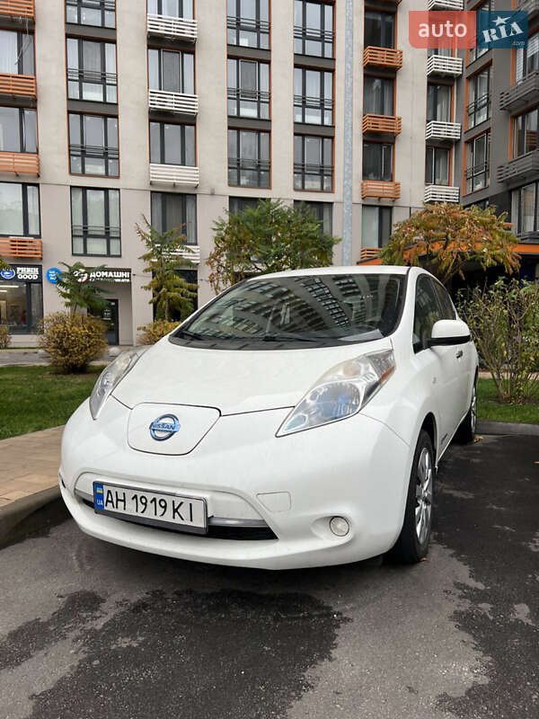 Хэтчбек Nissan Leaf 2015 в Киеве фото Хэтчбек Nissan Leaf 2015 в Киеве