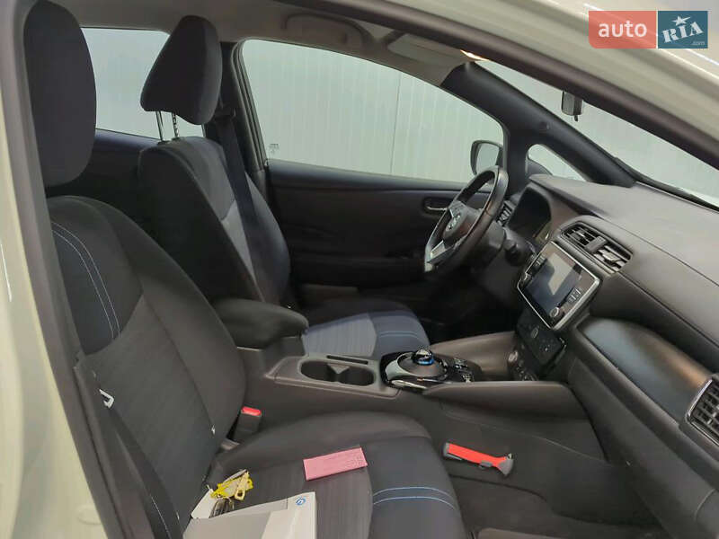 Хэтчбек Nissan Leaf 2021 в Староконстантинове