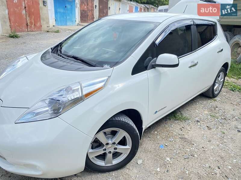 Хэтчбек Nissan Leaf 2015 в Каменец-Подольском
