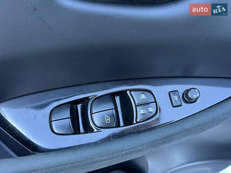 Хэтчбек Nissan Leaf 2014 в Львове