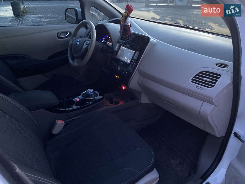 Хэтчбек Nissan Leaf 2015 в Днепре