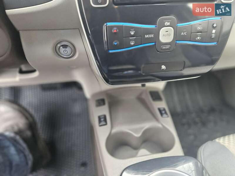 Хетчбек Nissan Leaf 2011 в Івано-Франківську
