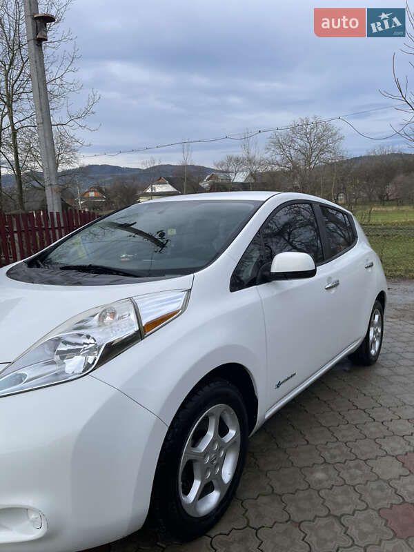Хэтчбек Nissan Leaf 2014 в Надворной