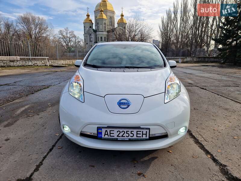 Хэтчбек Nissan Leaf 2016 в Днепре