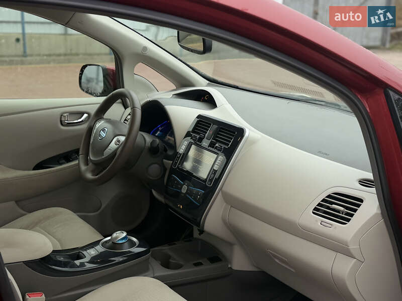 Хэтчбек Nissan Leaf 2011 в Полтаве