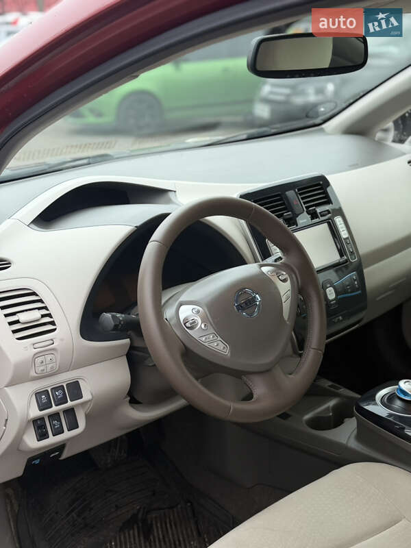 Хэтчбек Nissan Leaf 2011 в Полтаве