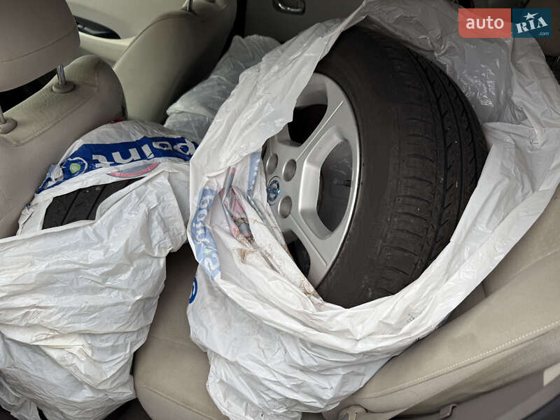 Хэтчбек Nissan Leaf 2012 в Умани