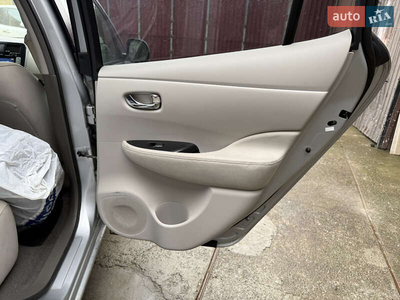 Хэтчбек Nissan Leaf 2012 в Умани