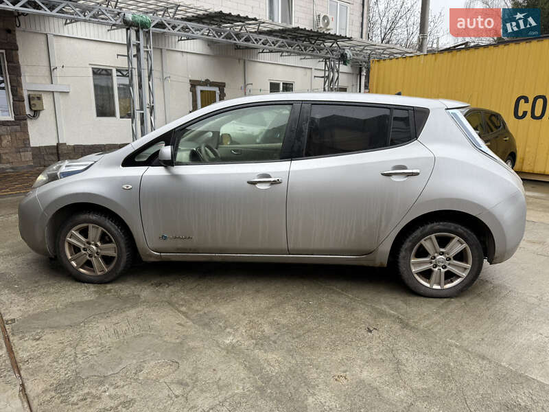 Хэтчбек Nissan Leaf 2012 в Умани