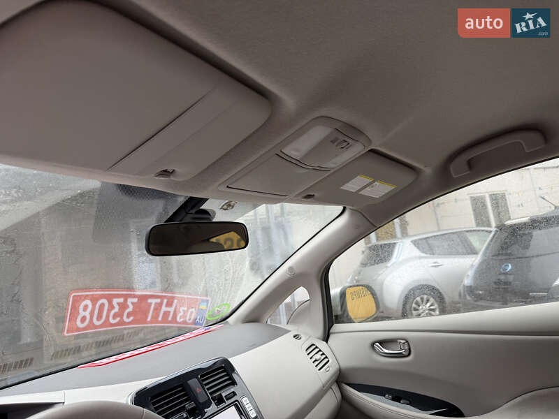 Хэтчбек Nissan Leaf 2012 в Умани