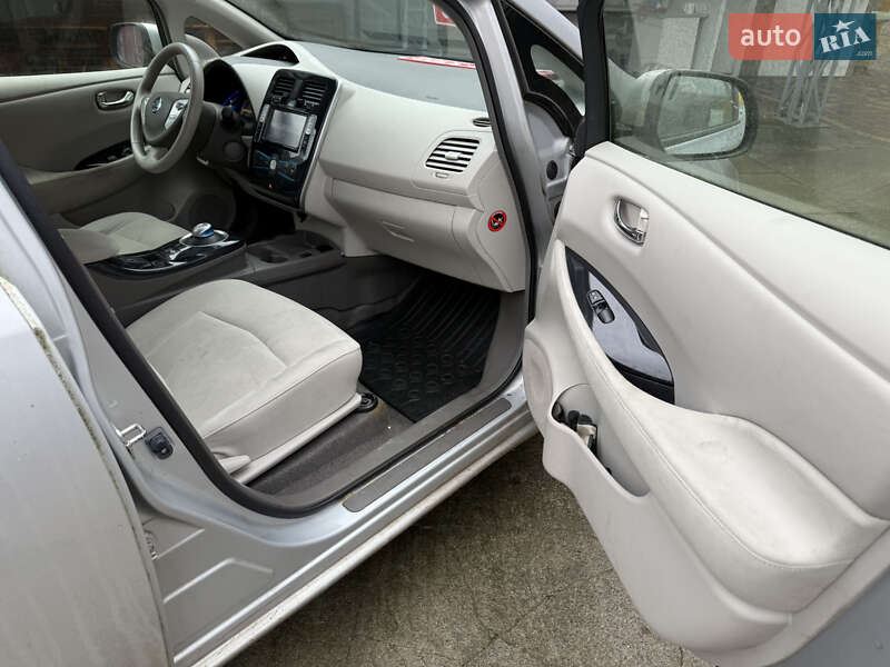 Хэтчбек Nissan Leaf 2012 в Умани