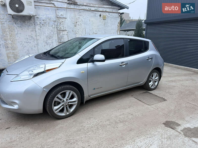 Хетчбек Nissan Leaf 2014 в Дніпрі