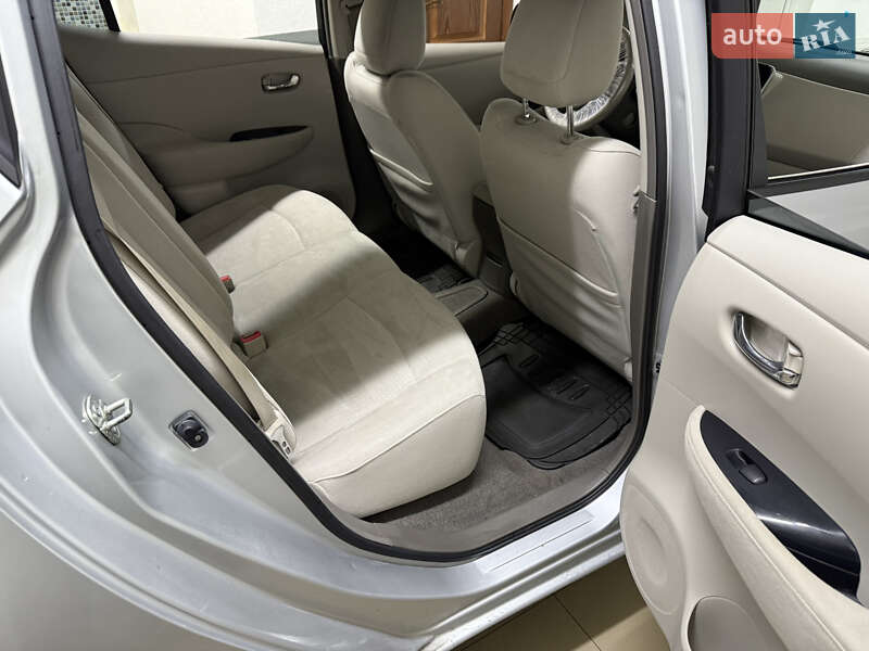 Хэтчбек Nissan Leaf 2012 в Умани