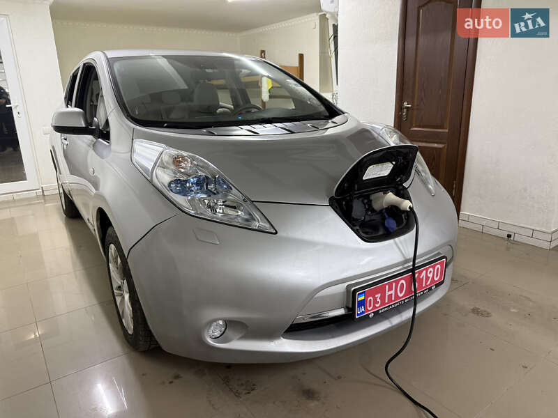 Хэтчбек Nissan Leaf 2012 в Умани