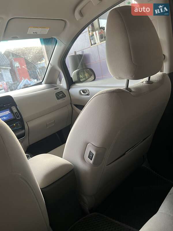 Хэтчбек Nissan Leaf 2012 в Великих Лазах