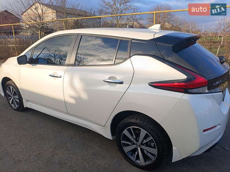 Хэтчбек Nissan Leaf 2022 в Малине