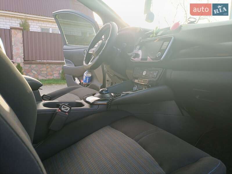 Хэтчбек Nissan Leaf 2022 в Малине