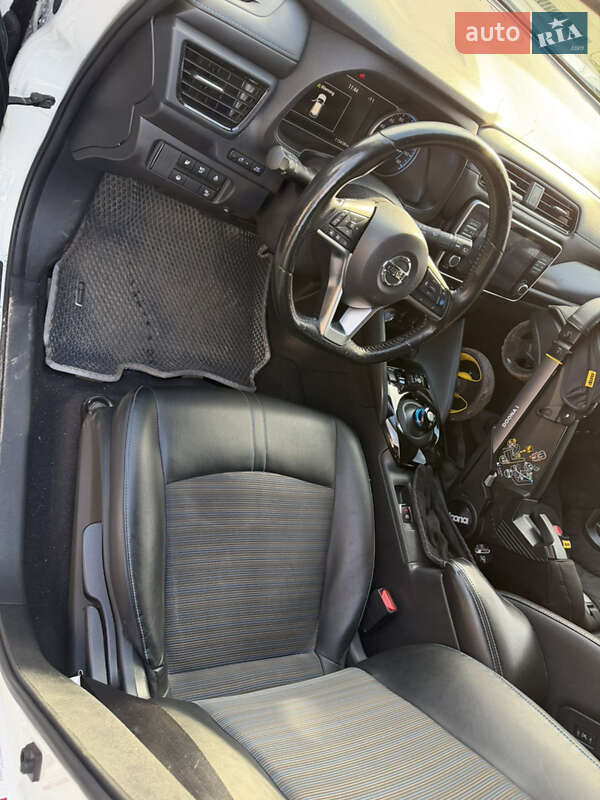 Хэтчбек Nissan Leaf 2019 в Кропивницком