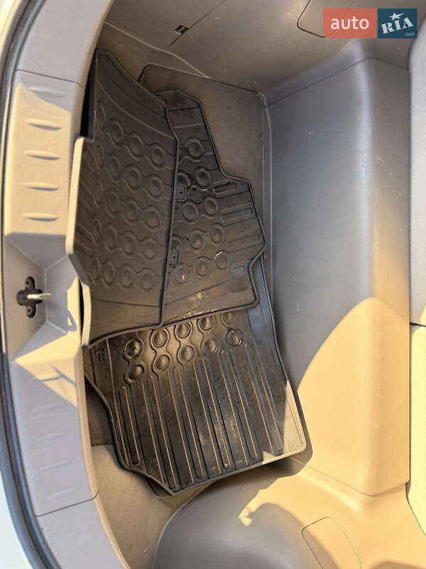 Хетчбек Nissan Leaf 2013 в Калуші фото 15 Хетчбек Nissan Leaf 2013 в Калуші