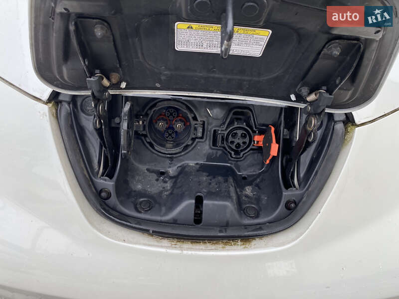 Хетчбек Nissan Leaf 2015 в Чернівцях