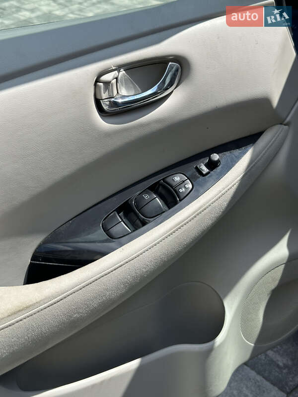 Хэтчбек Nissan Leaf 2012 в Львове