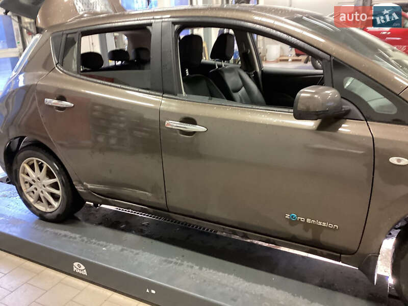 Хэтчбек Nissan Leaf 2016 в Умани