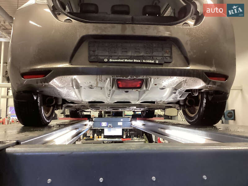 Хэтчбек Nissan Leaf 2016 в Умани