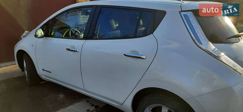 Хэтчбек Nissan Leaf 2015 в Кропивницком фото Хэтчбек Nissan Leaf 2015 в Кропивницком