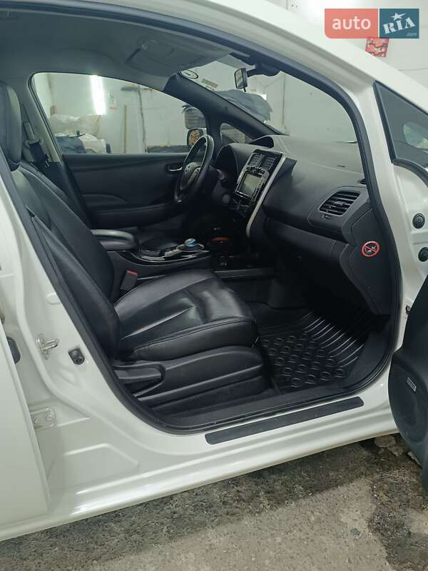 Хэтчбек Nissan Leaf 2016 в Ровно