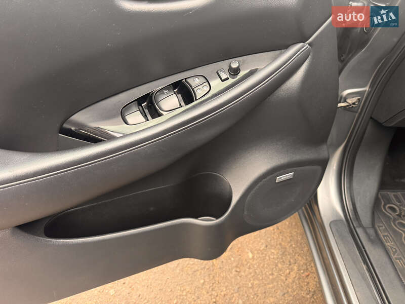 Хэтчбек Nissan Leaf 2015 в Николаеве