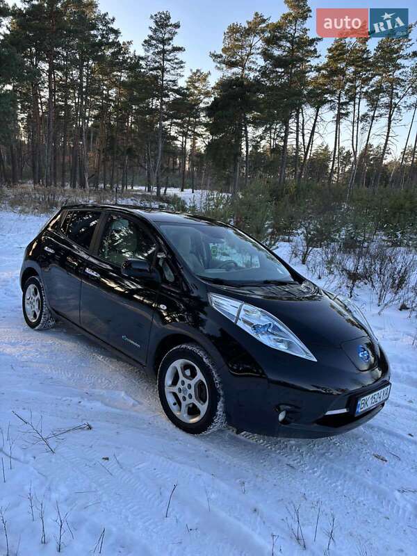 Хэтчбек Nissan Leaf 2012 в Сарнах