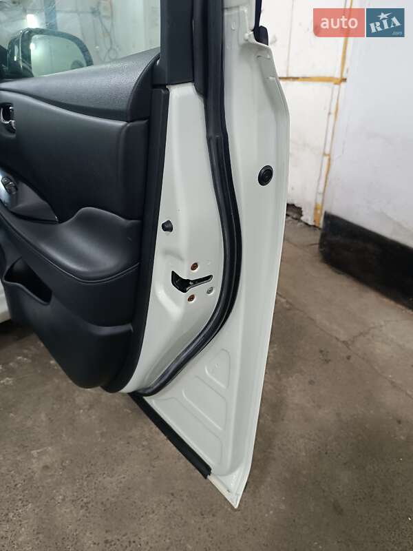 Хэтчбек Nissan Leaf 2014 в Ровно