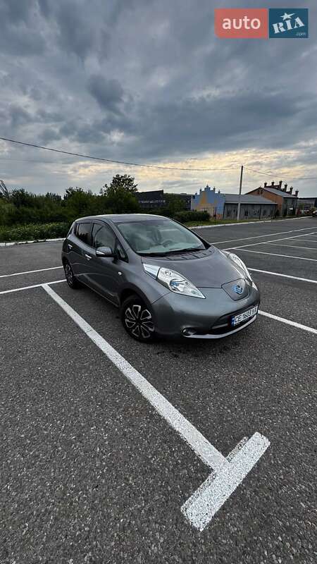 Хетчбек Nissan Leaf 2013 в Чернівцях фото Хетчбек Nissan Leaf 2013 в Чернівцях