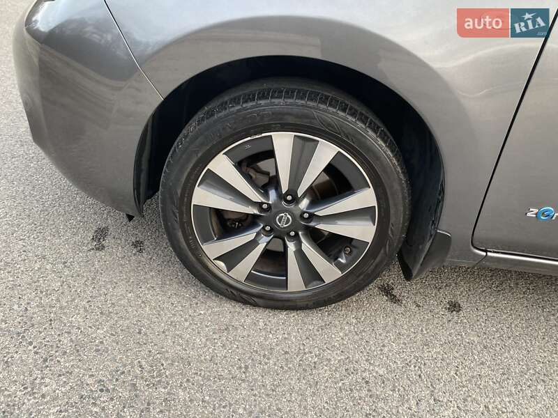 Хетчбек Nissan Leaf 2015 в Дніпрі