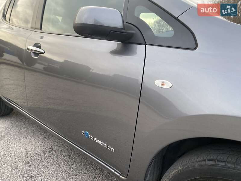 Хетчбек Nissan Leaf 2015 в Дніпрі