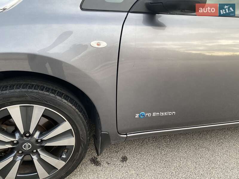 Хетчбек Nissan Leaf 2015 в Дніпрі