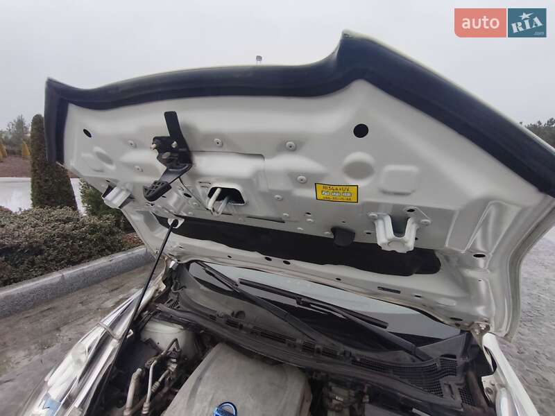 Хетчбек Nissan Leaf 2014 в Дніпрі