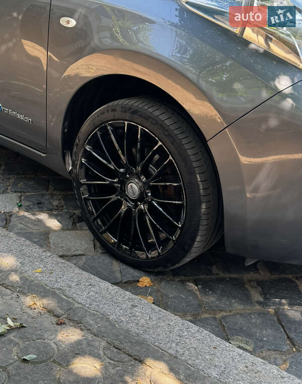 Хэтчбек Nissan Leaf 2013 в Черновцах