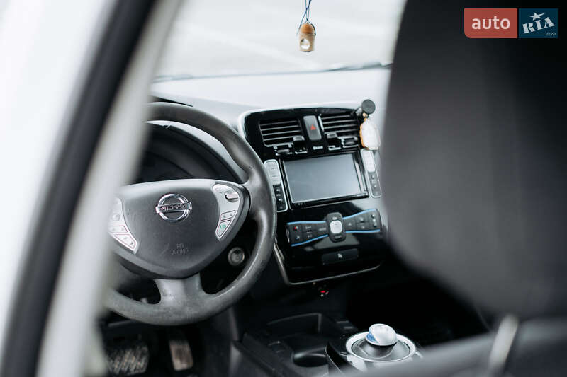 Хэтчбек Nissan Leaf 2015 в Черновцах