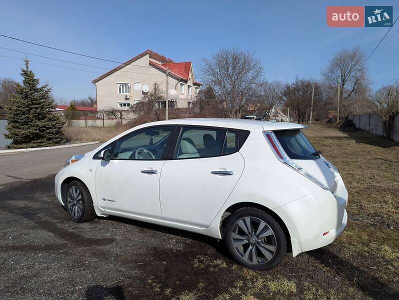 Хэтчбек Nissan Leaf 2015 в Днепре