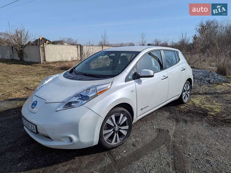 Хэтчбек Nissan Leaf 2015 в Днепре