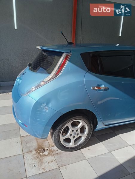 Хэтчбек Nissan Leaf 2011 в Нерубайском