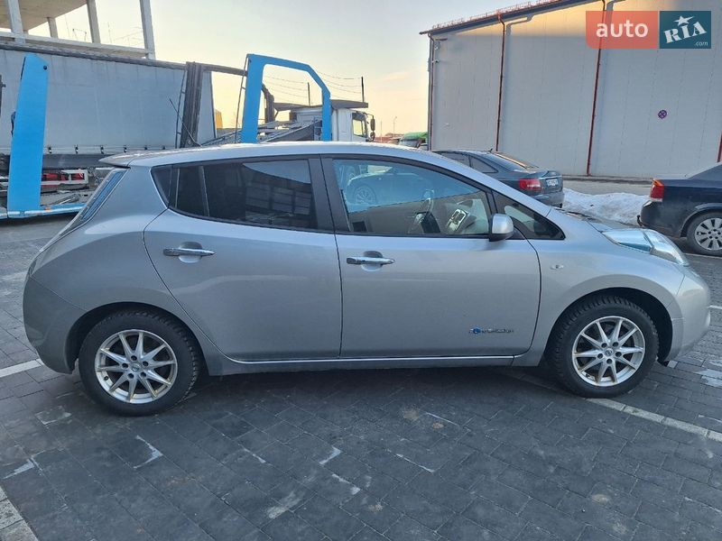 Хэтчбек Nissan Leaf 2017 в Городке