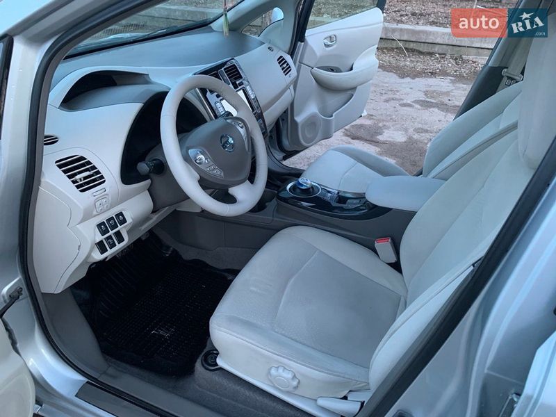 Хэтчбек Nissan Leaf 2011 в Гнивани