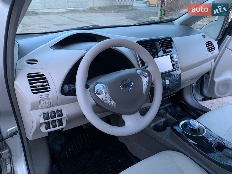 Хэтчбек Nissan Leaf 2011 в Гнивани