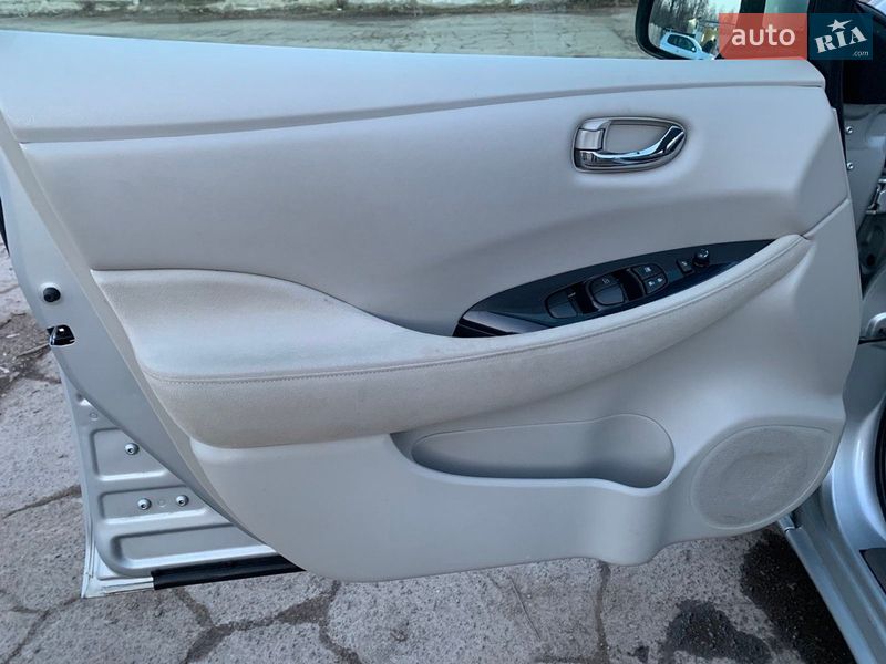 Хэтчбек Nissan Leaf 2011 в Гнивани