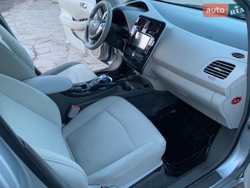 Хэтчбек Nissan Leaf 2011 в Гнивани